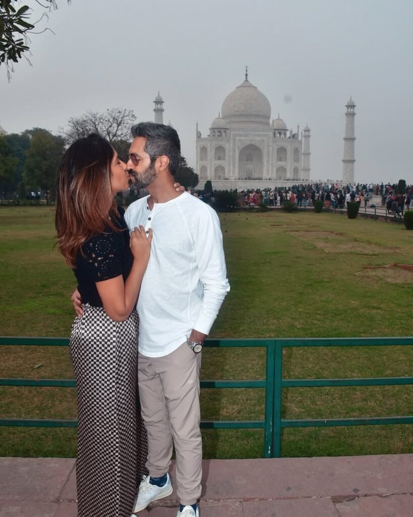 Sheena Melwani kissed her husband therealindianguy