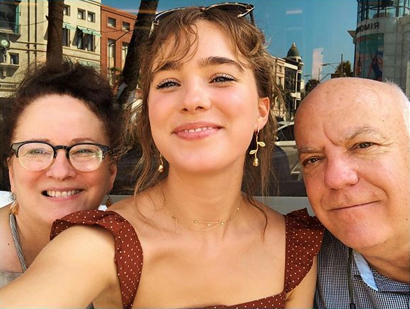 Haley Lu Richardson with her parents